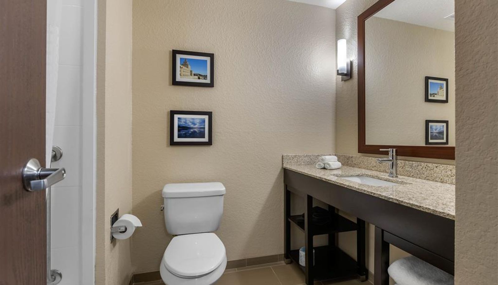Room - Comfort Inn & Suites Cedar Rapids CID Eastern Iowa Airport