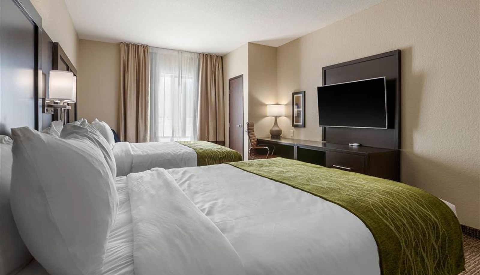 Room - Comfort Inn & Suites Cedar Rapids CID Eastern Iowa Airport