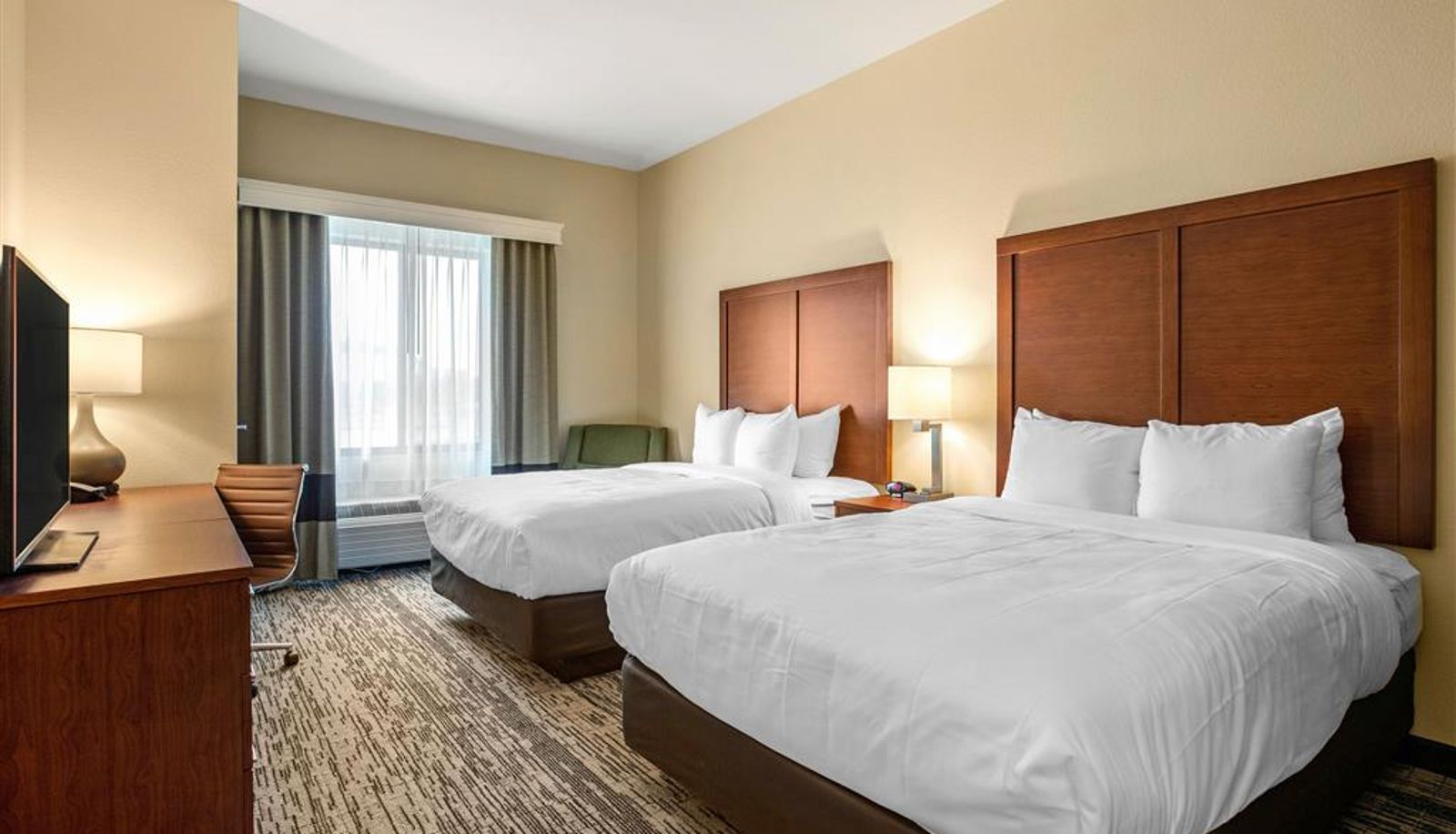 Room - Comfort Inn & Suites Ames near ISU Campus