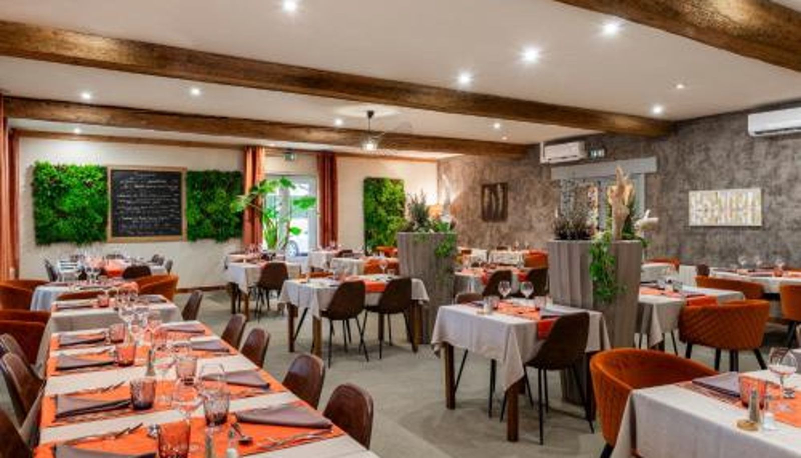 Sala prima colazione all'interno del ristorante - Logis Hôtel Restaurant Saint Romain