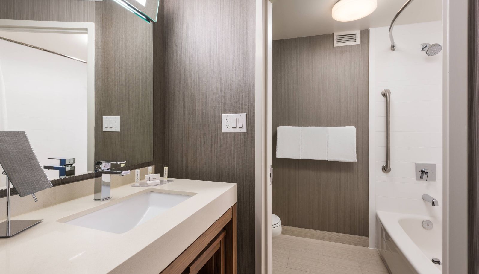 Zimmer - Courtyard by Marriott Toronto Vaughan
