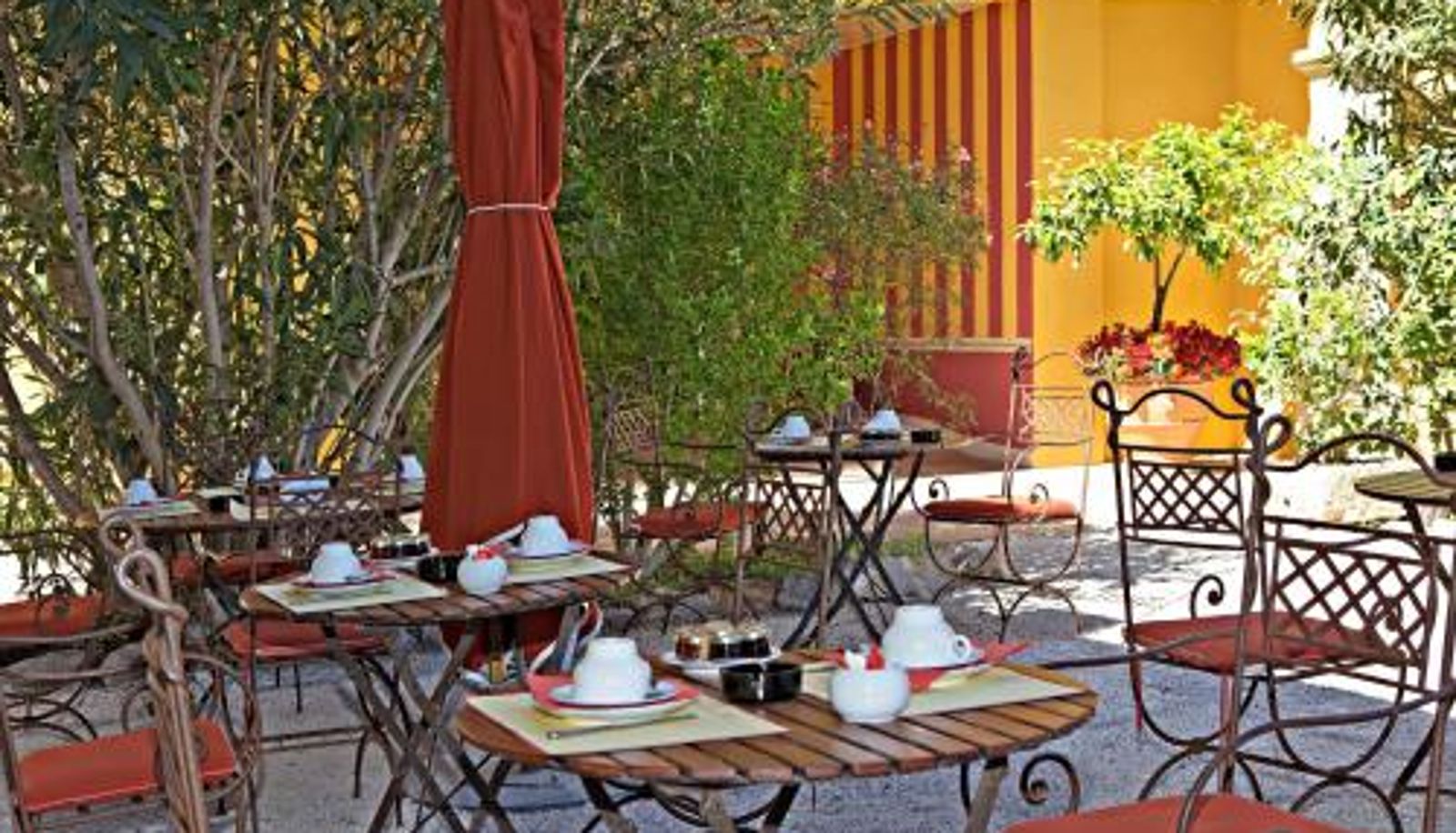 Breakfast room within the restaurant - La Bastide Du Port - Hôtel de Charme