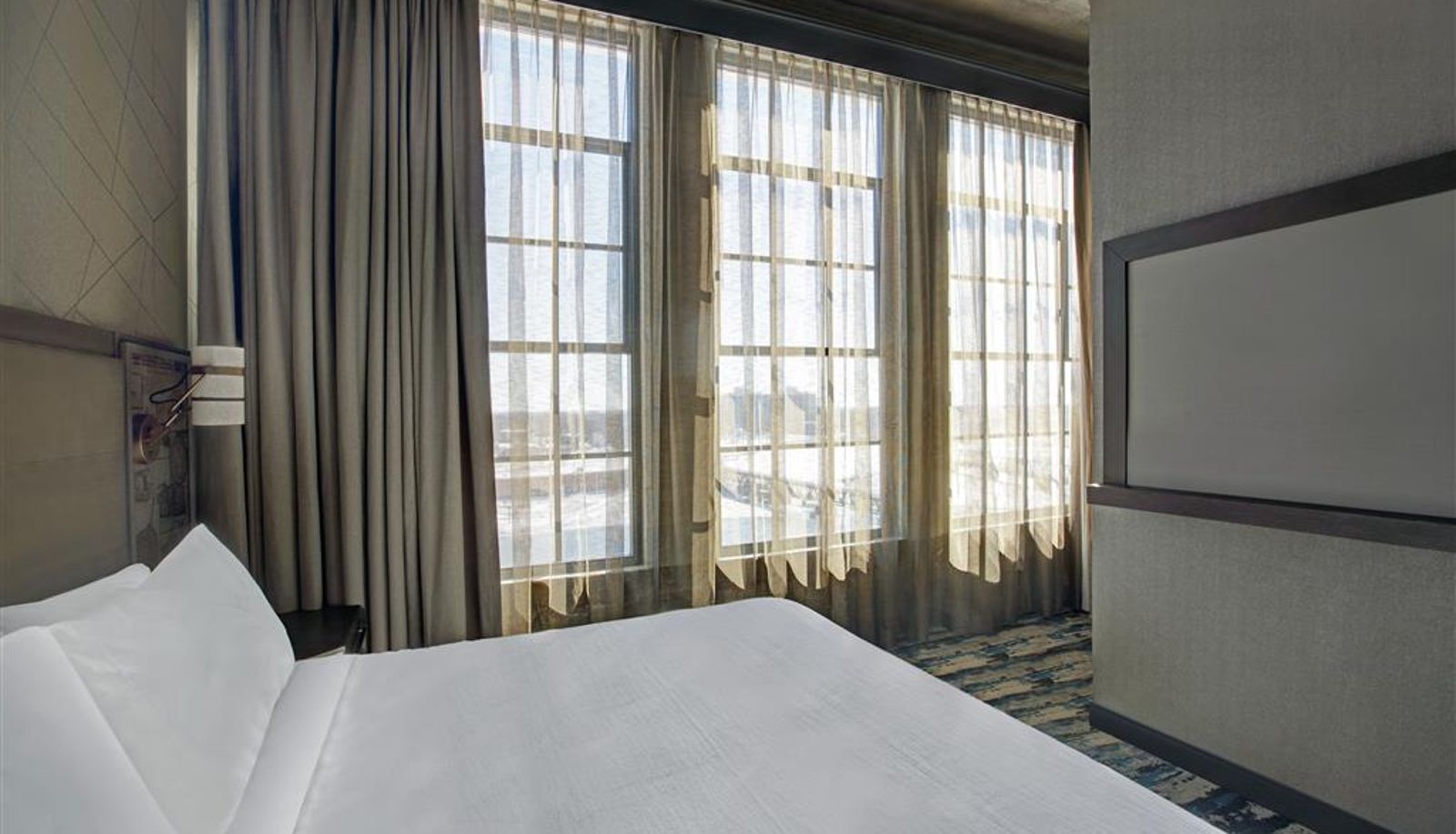 Room - Embassy Suites Rockford Riverfront