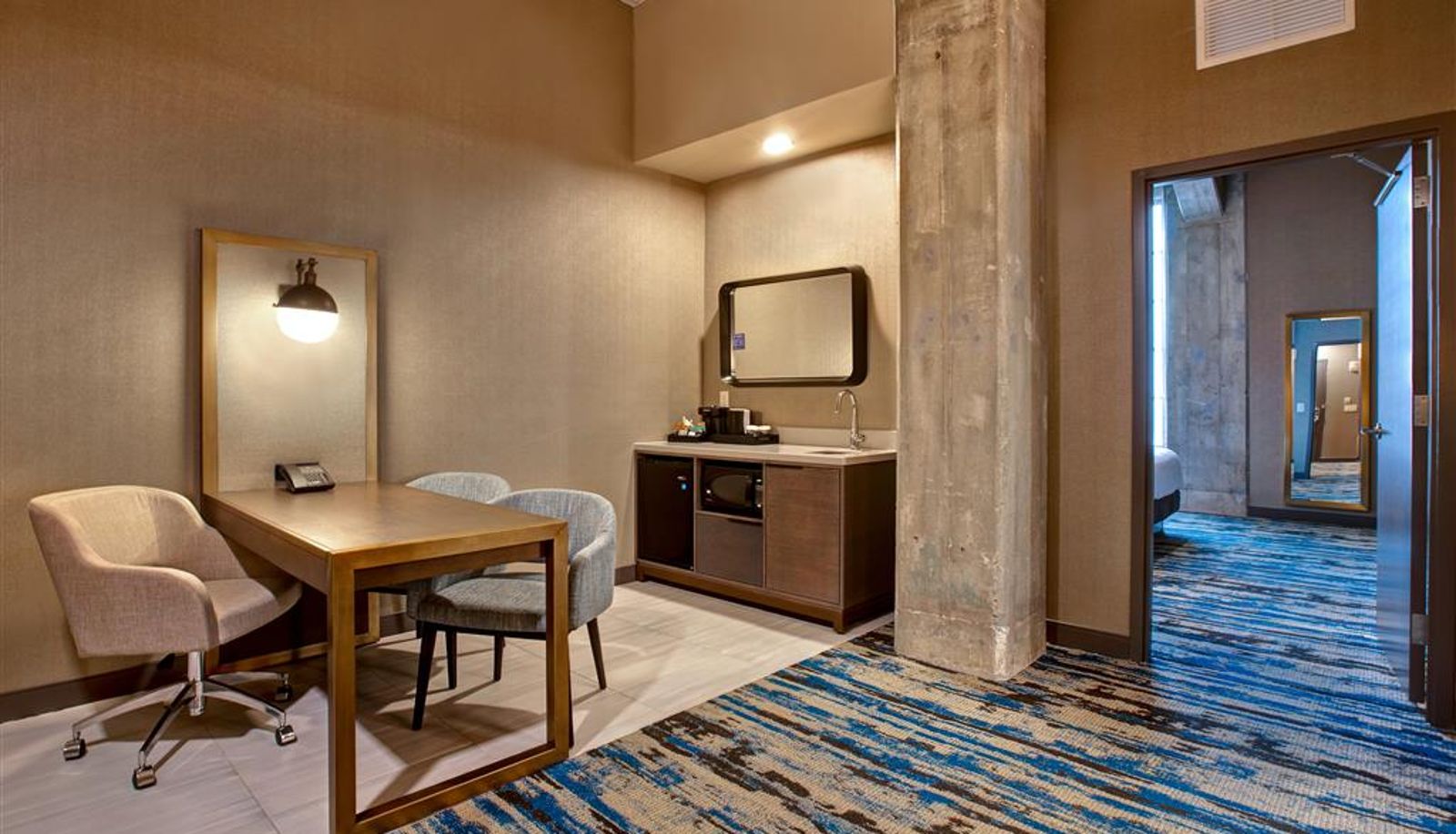 Room - Embassy Suites Rockford Riverfront