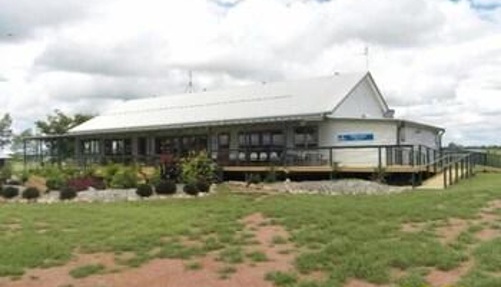 Hotel outdoor area - Longreach Tourist Park - Caravan Park