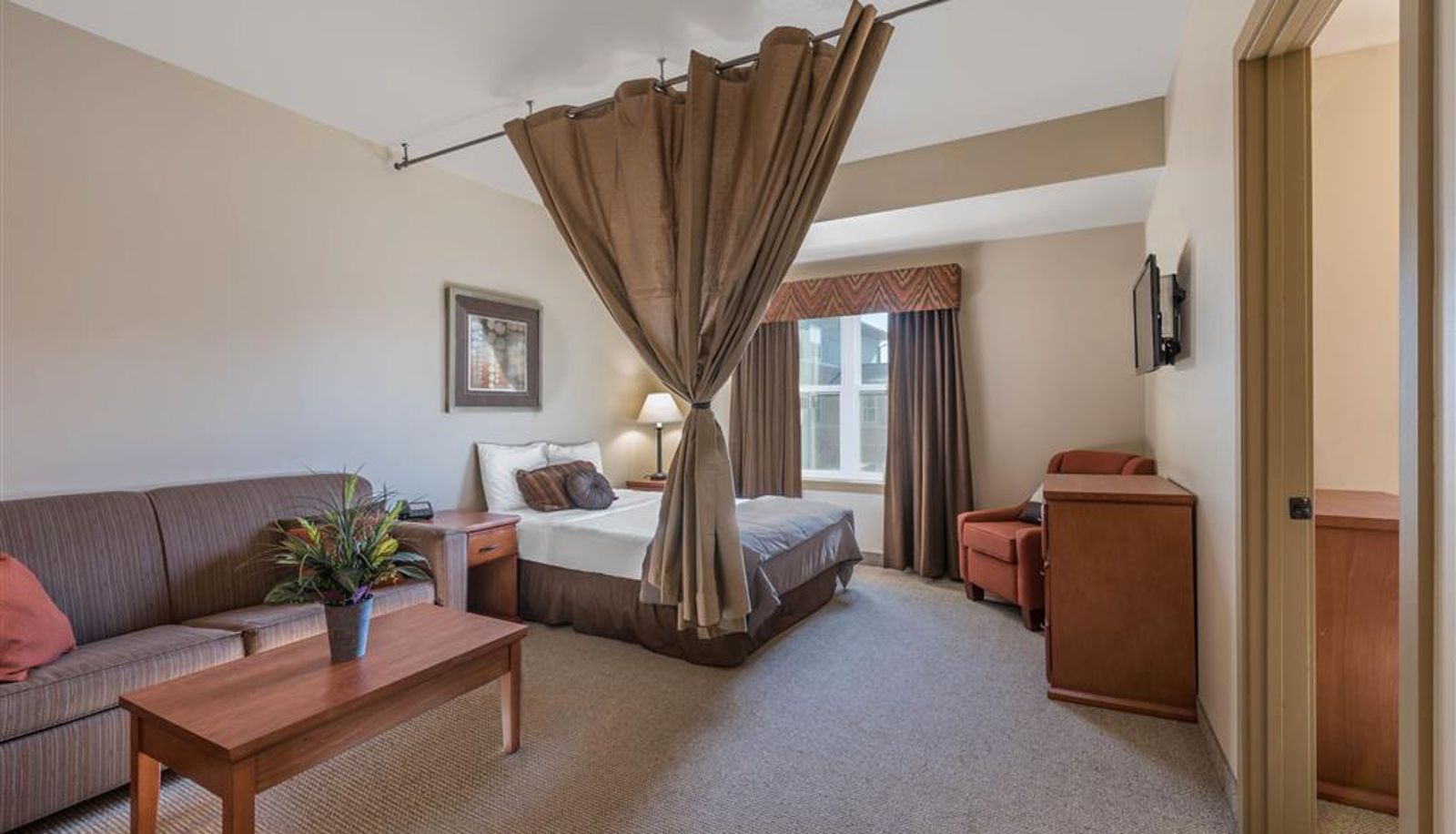 Room - Clarion Hotel & Suites Williston