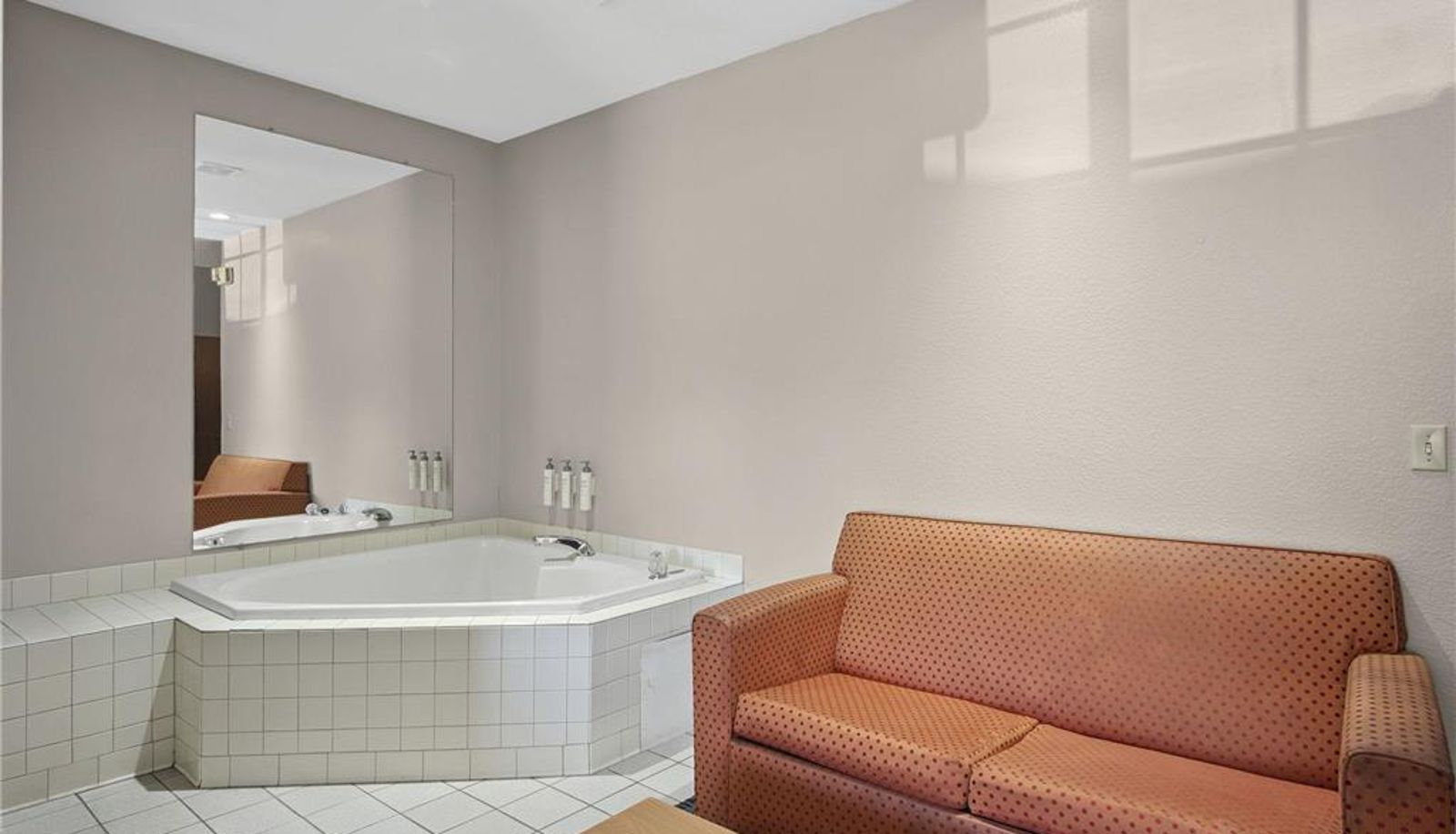 Room - Sonesta Essential Hotels & Suites Kansas City/Blue Springs