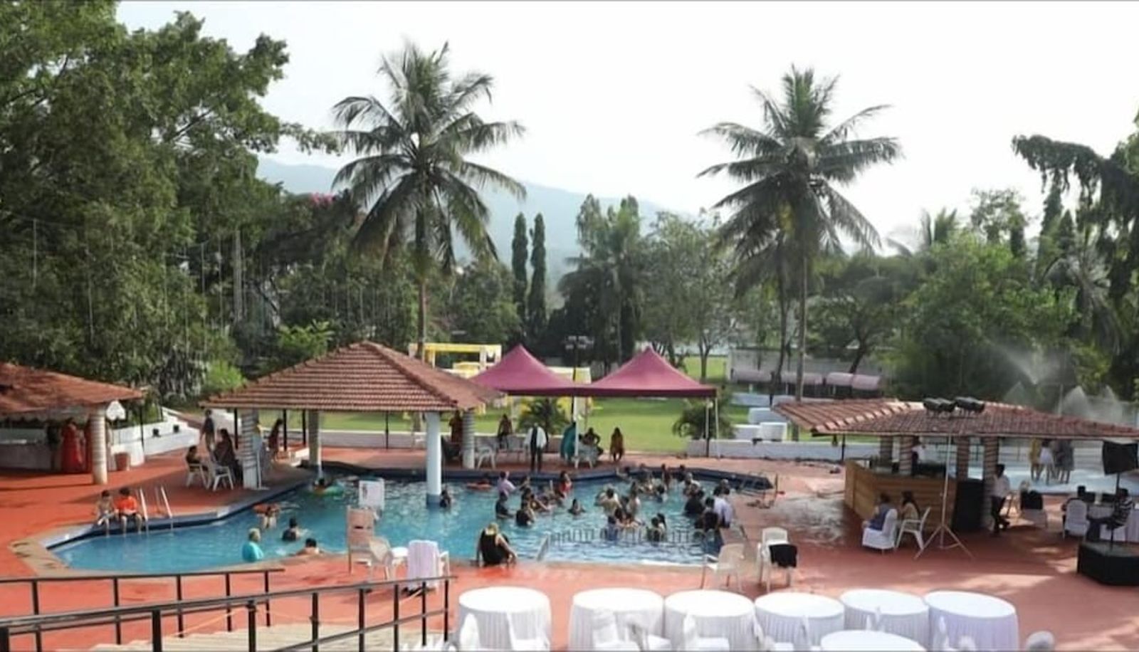 Basen - Chene Creek Resort