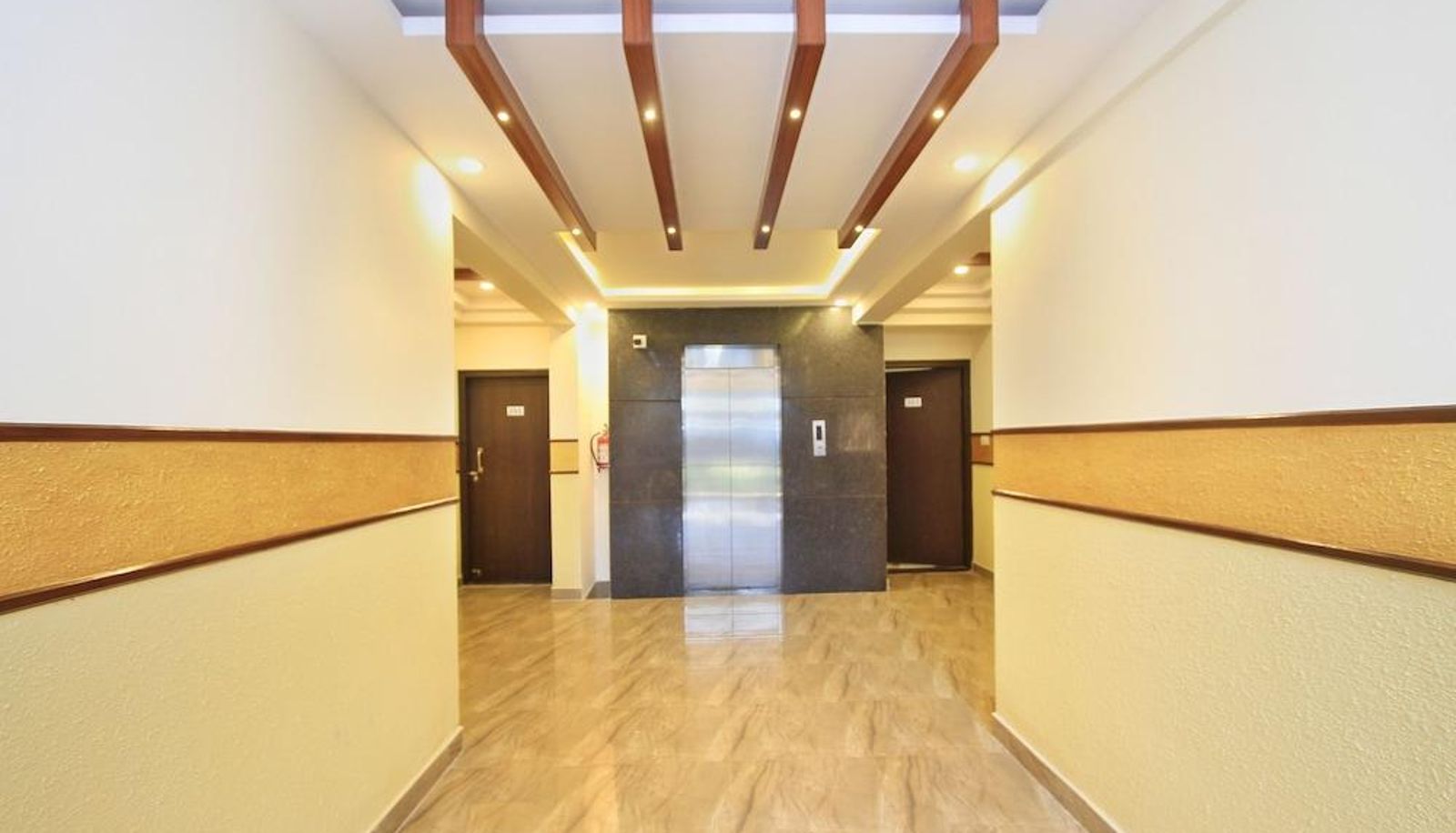Interior del hotel - Capital O 9917 SJR Suites And Comforts