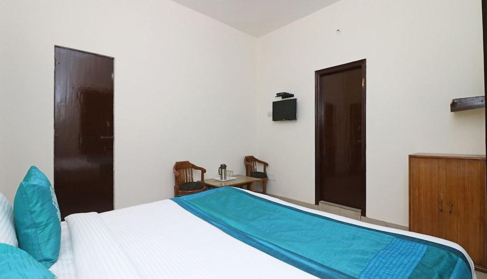 Standard room - OYO 9963 Hotel Raja Palace