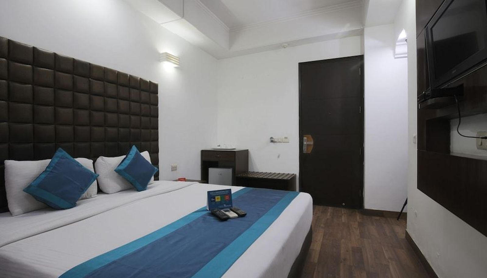 Standard room - Treebo Connaught Mews