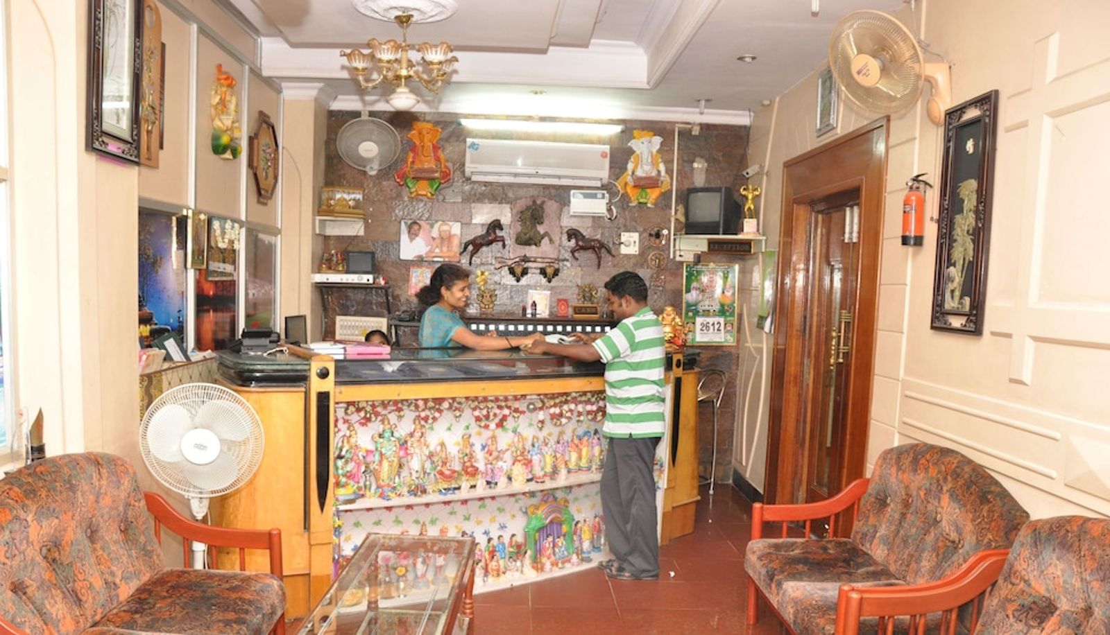 Recepción - Trishul Hotel