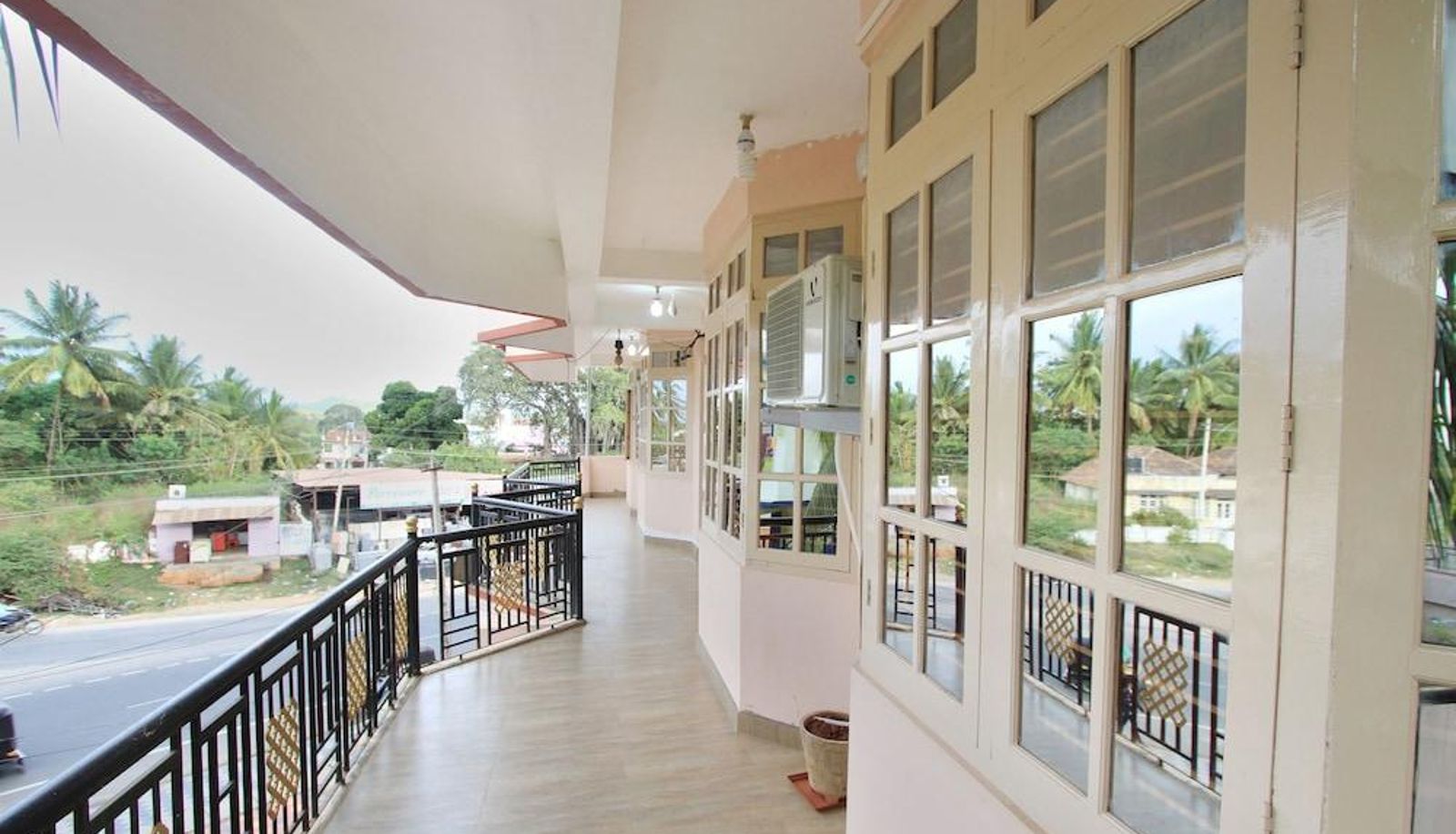 Room with balcony - Capital O 9630 Hotel Maharaja
