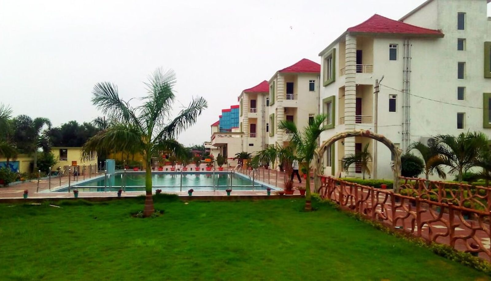 Piscina - Ashiana Hill View Hotel