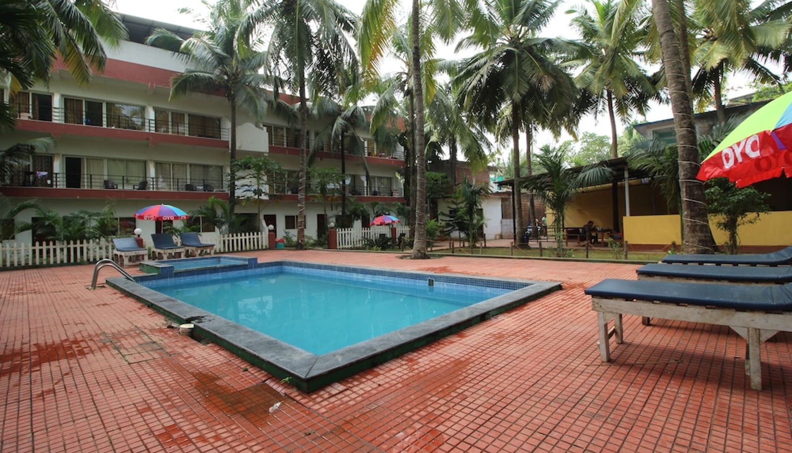 Basen - OYO 9409 Morjim Grand INN