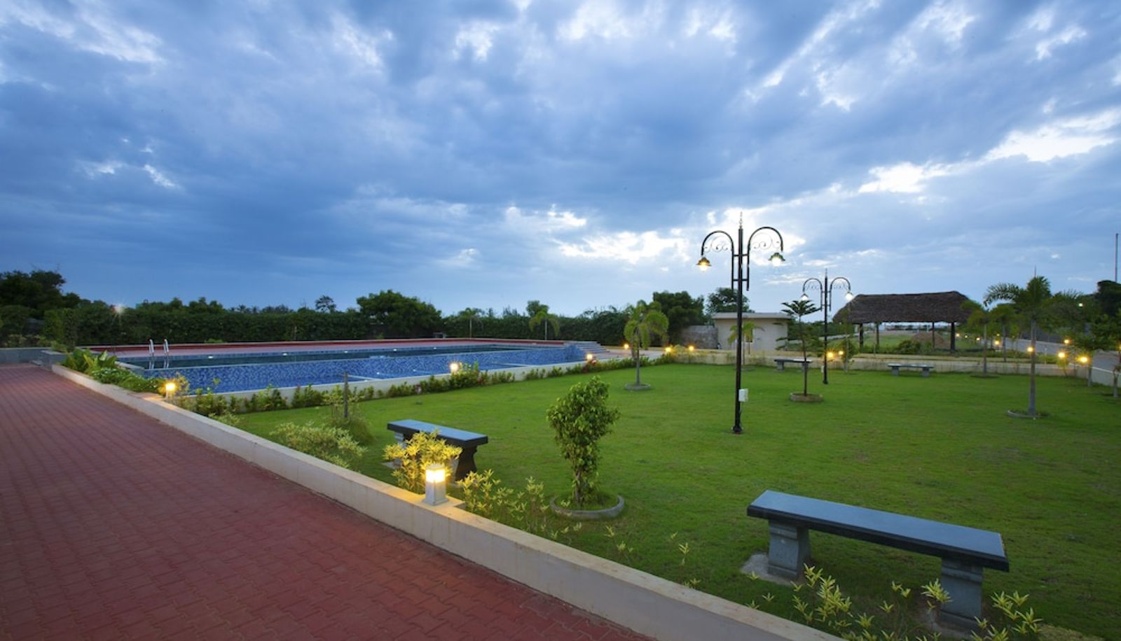 Piscina - Landmark Pallavaa Beach Resort
