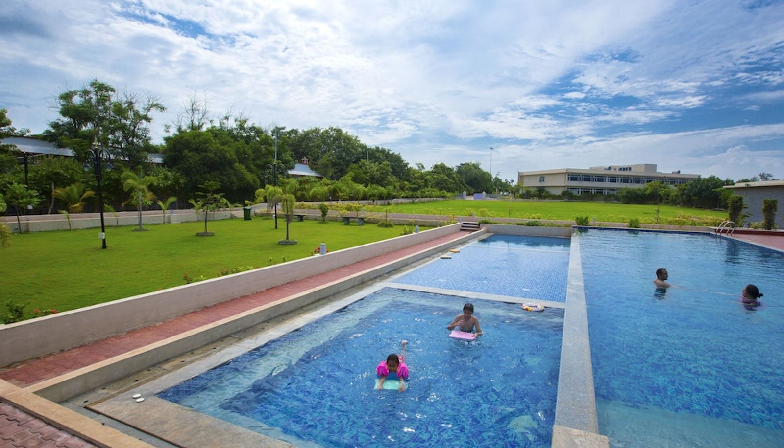 Piscina - Landmark Pallavaa Beach Resort
