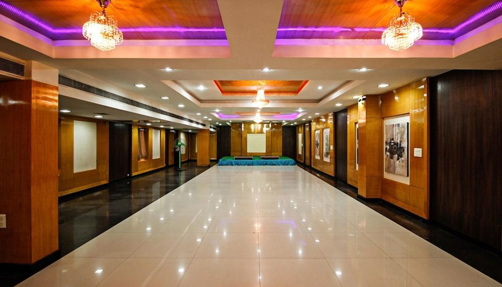 Ballzimmer - OYO 1520 Hotel Tourist Plaza