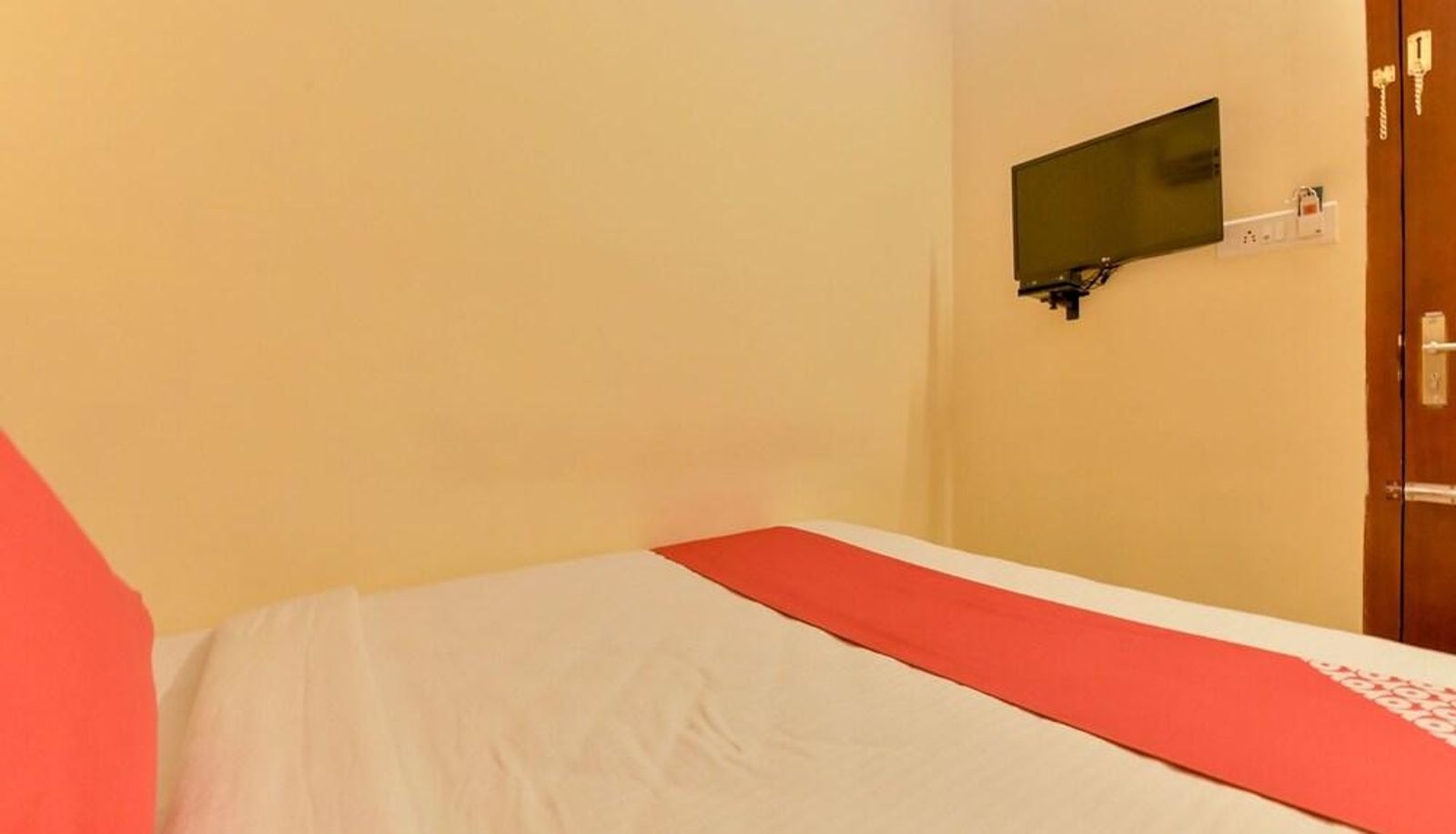 Camera standard - OYO 8214 Malabar Plaza Residency 1