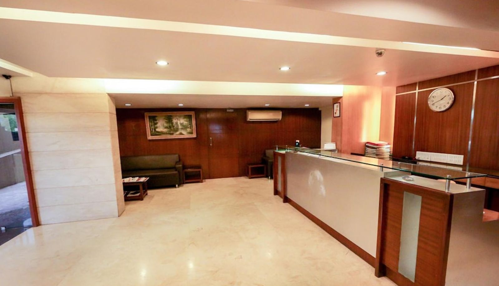 Hall - Hotel Lucky Near Nesco