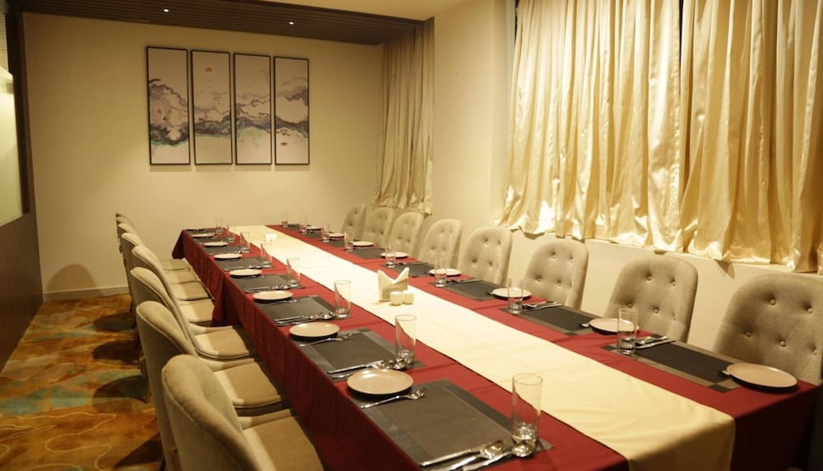 Sala de reuniones - Vybrant Hotels