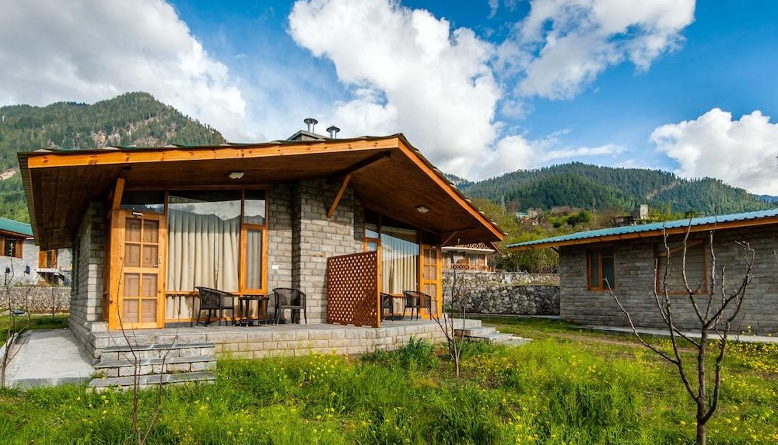 Hotel outdoor area - Manali Larisa Resort