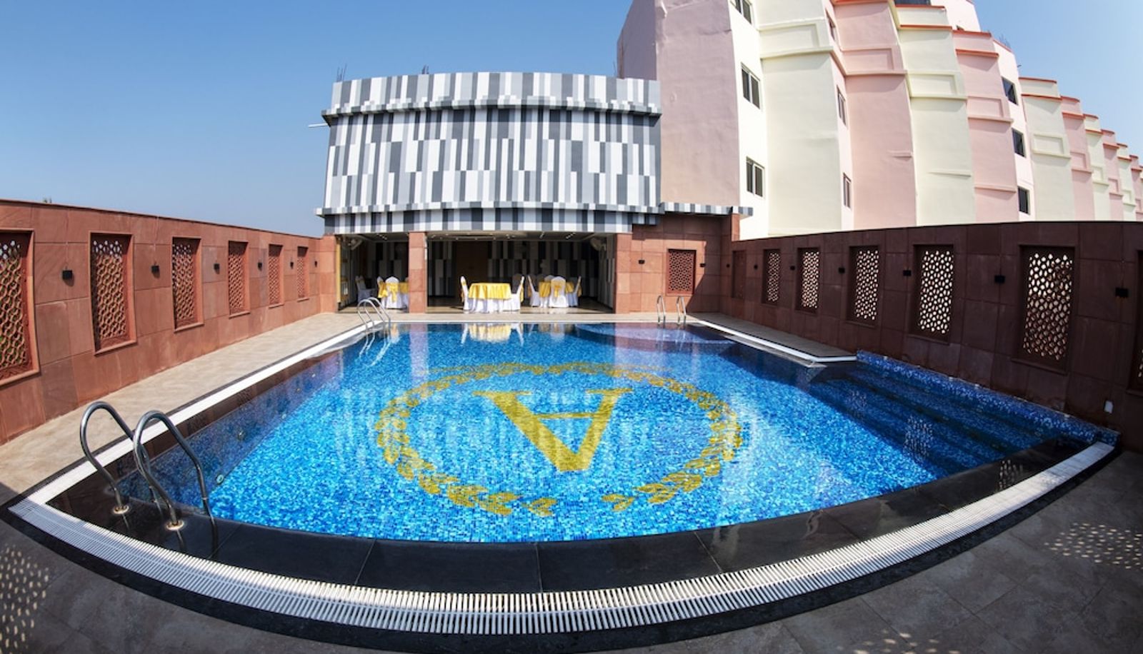 Piscina - Hotel Anand International