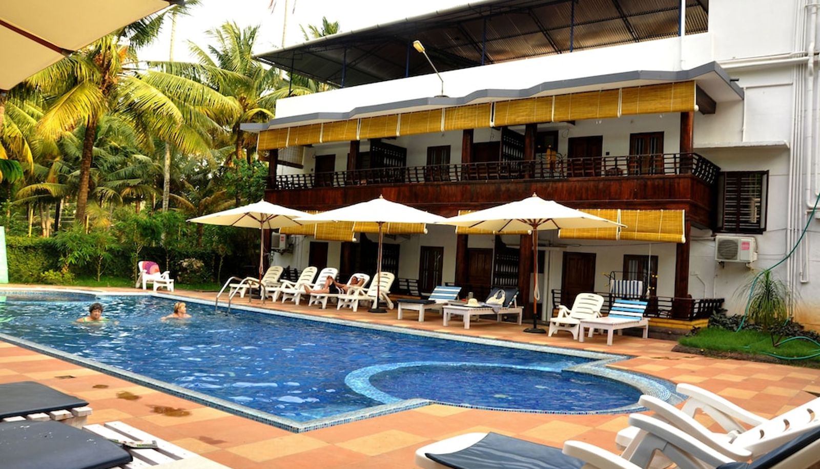 Piscina - Raja Park Beach Resort