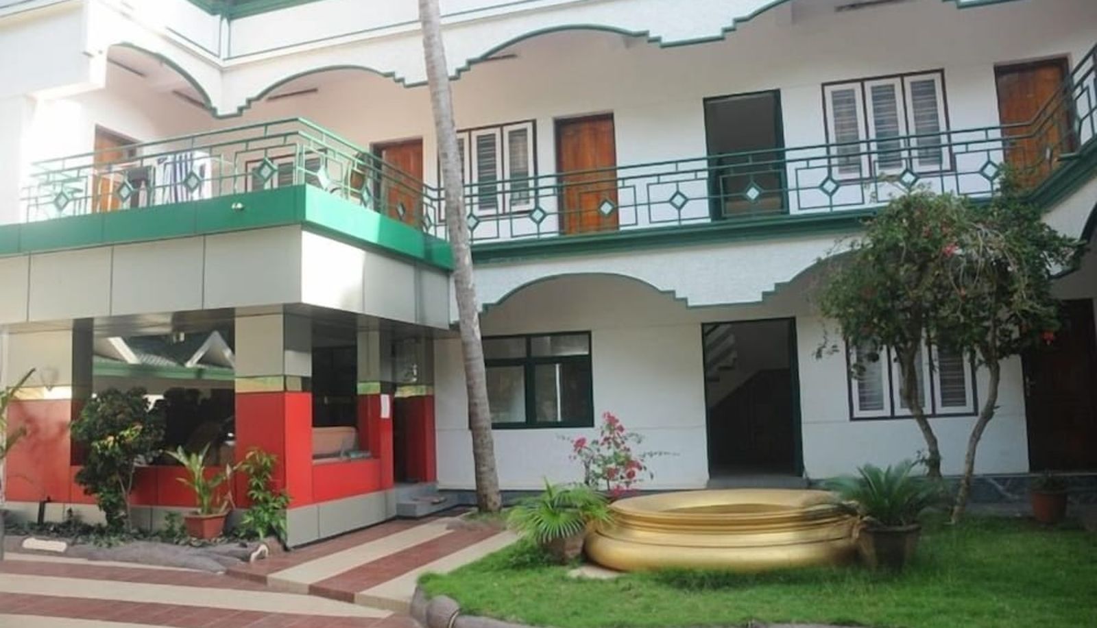 Piscina - Raja Park Beach Resort
