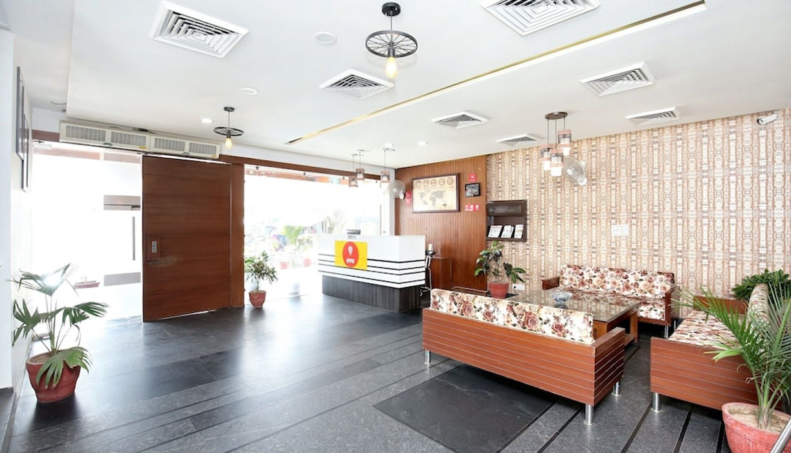 Receptie - OYO 7100 Hotel Crossroads