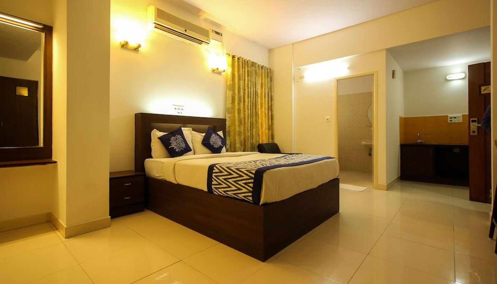 Standard room - OYO 7897 Status Suites