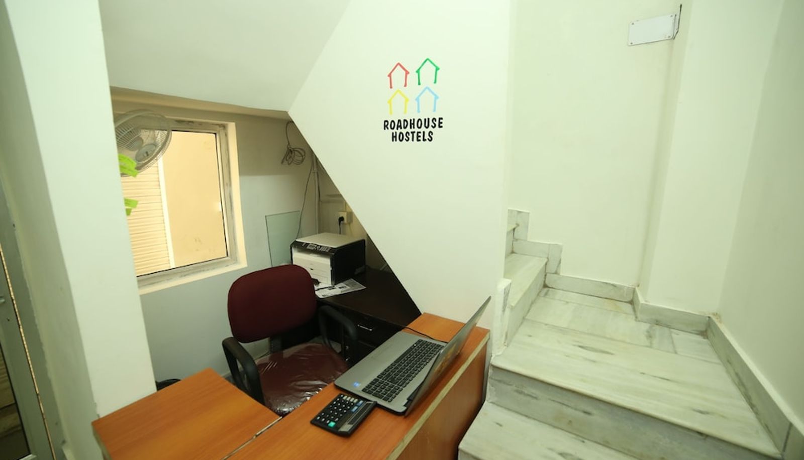 Recepción - Roadhouse Hostel Varanasi