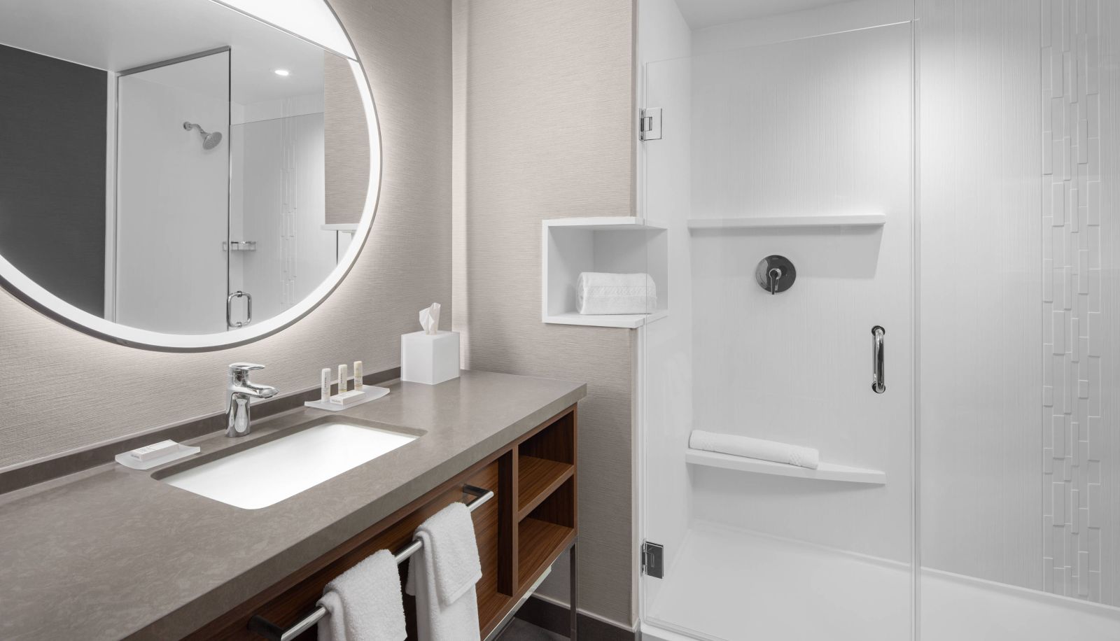 Camera - Courtyard by Marriott Lansing Downtown