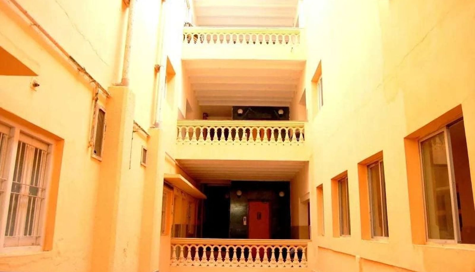Hall - Hotel Meera