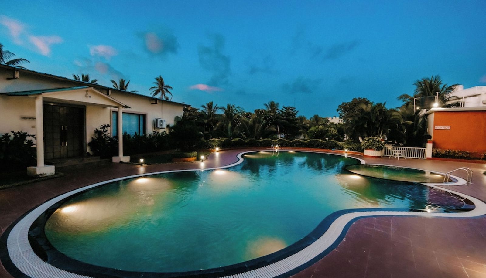 Piscina - Chanakya BNR hotel