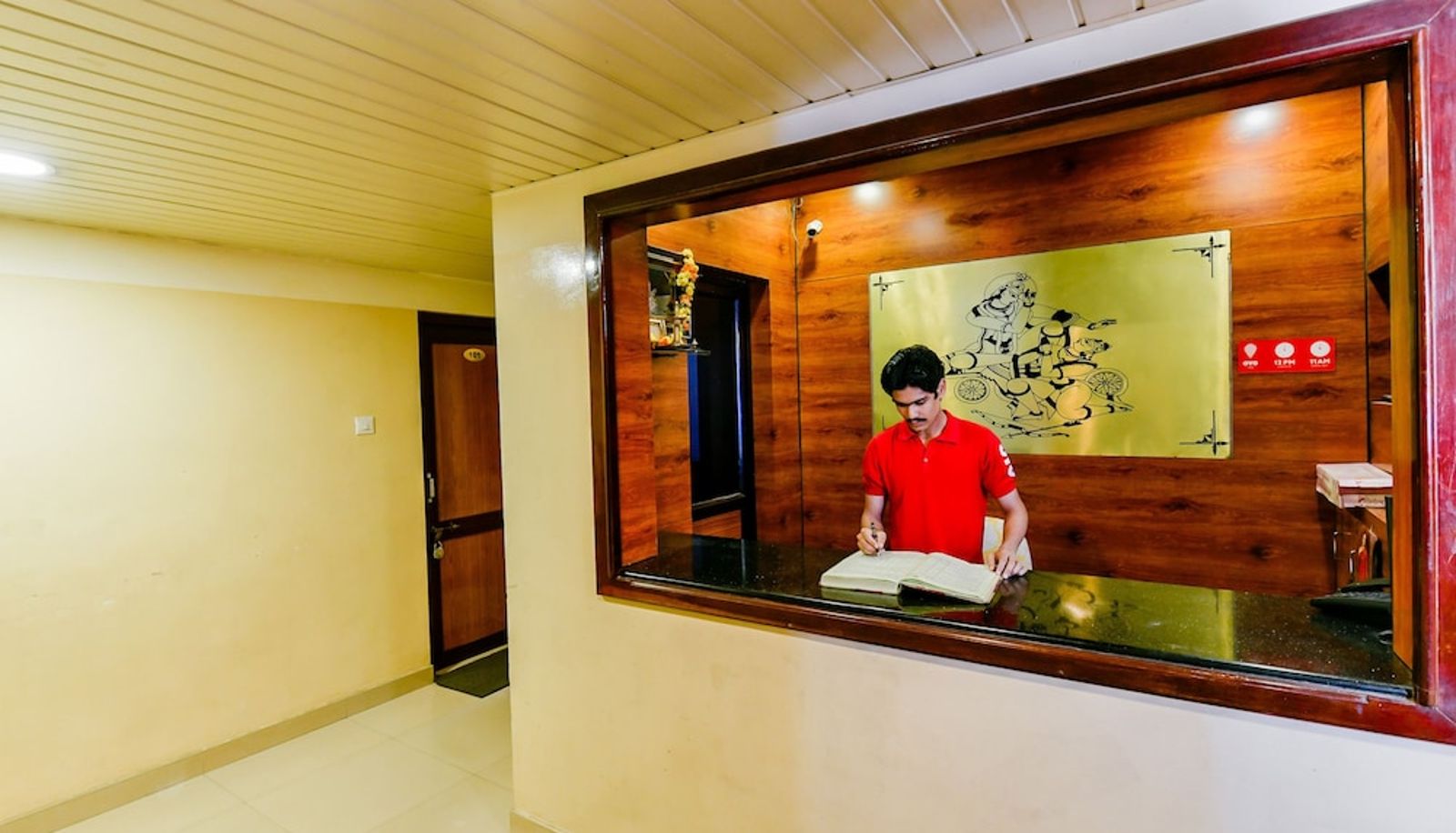 Recepcja - OYO 23115 Hotel Saravana