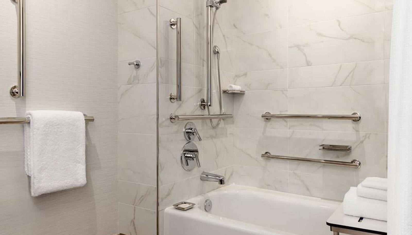 Kamer - Valley Hotel Homewood Birmingham Curio Collection by Hilton