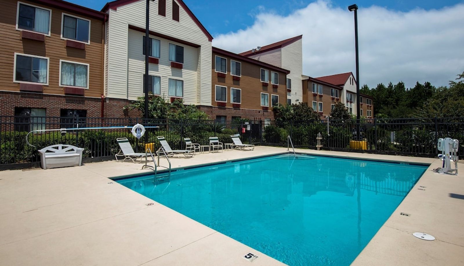 Pool - Red Roof Inn & Suites Savannah Airport