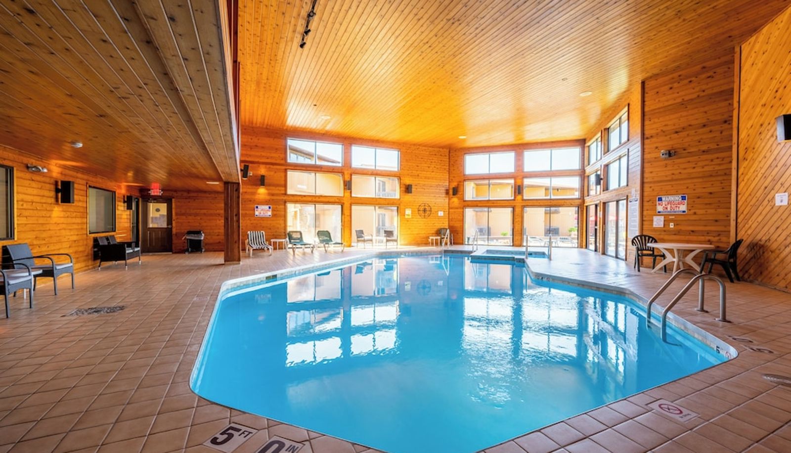 Zwembad - Pine Grove Resort