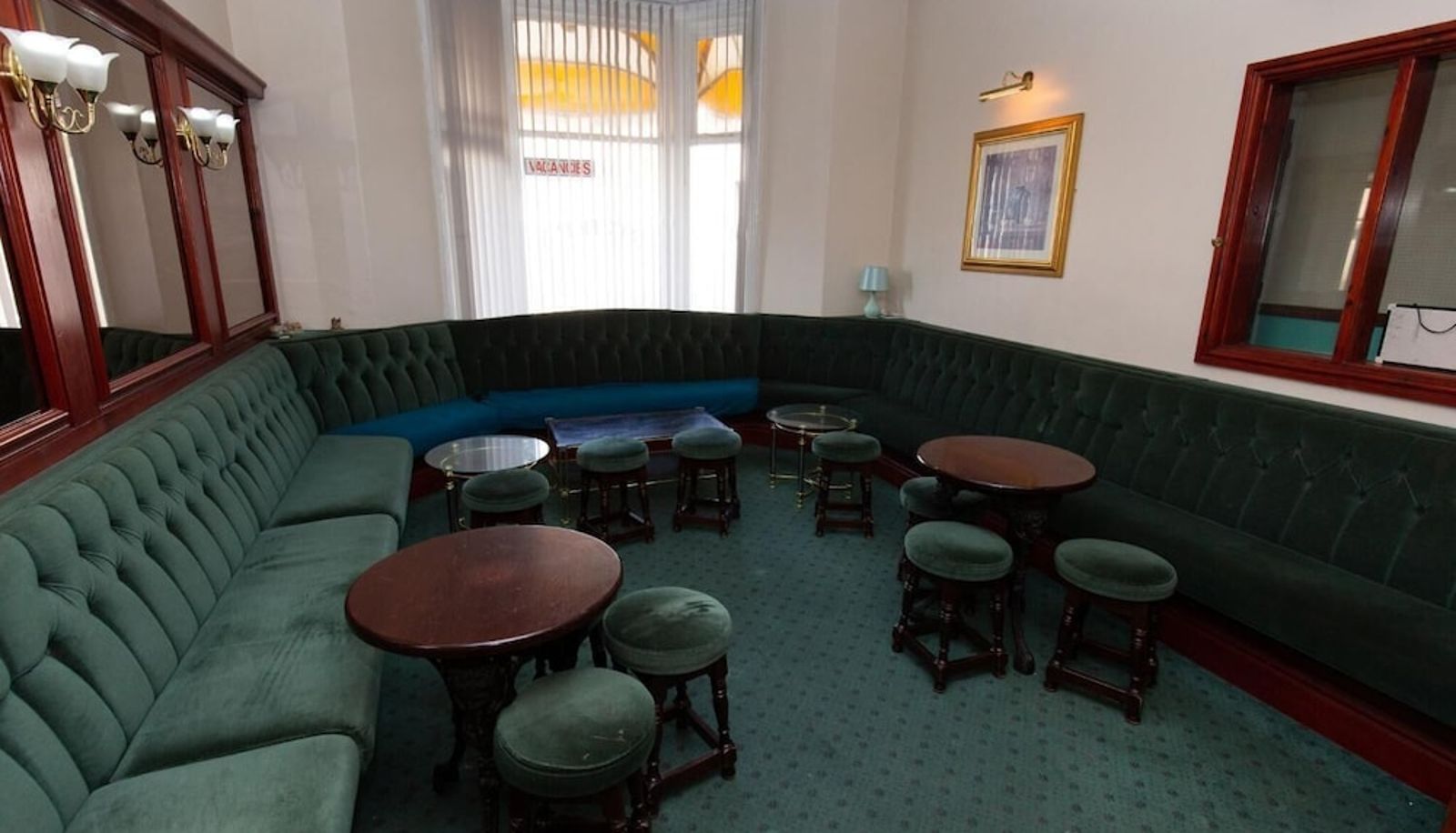 Salón - The Riviera Hotel