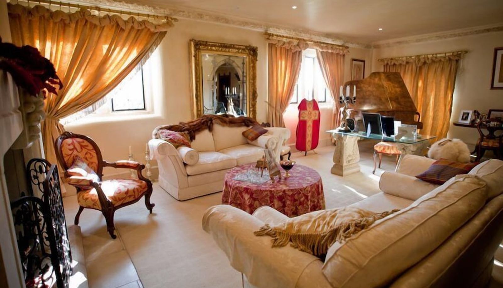 Sala - Manor Court