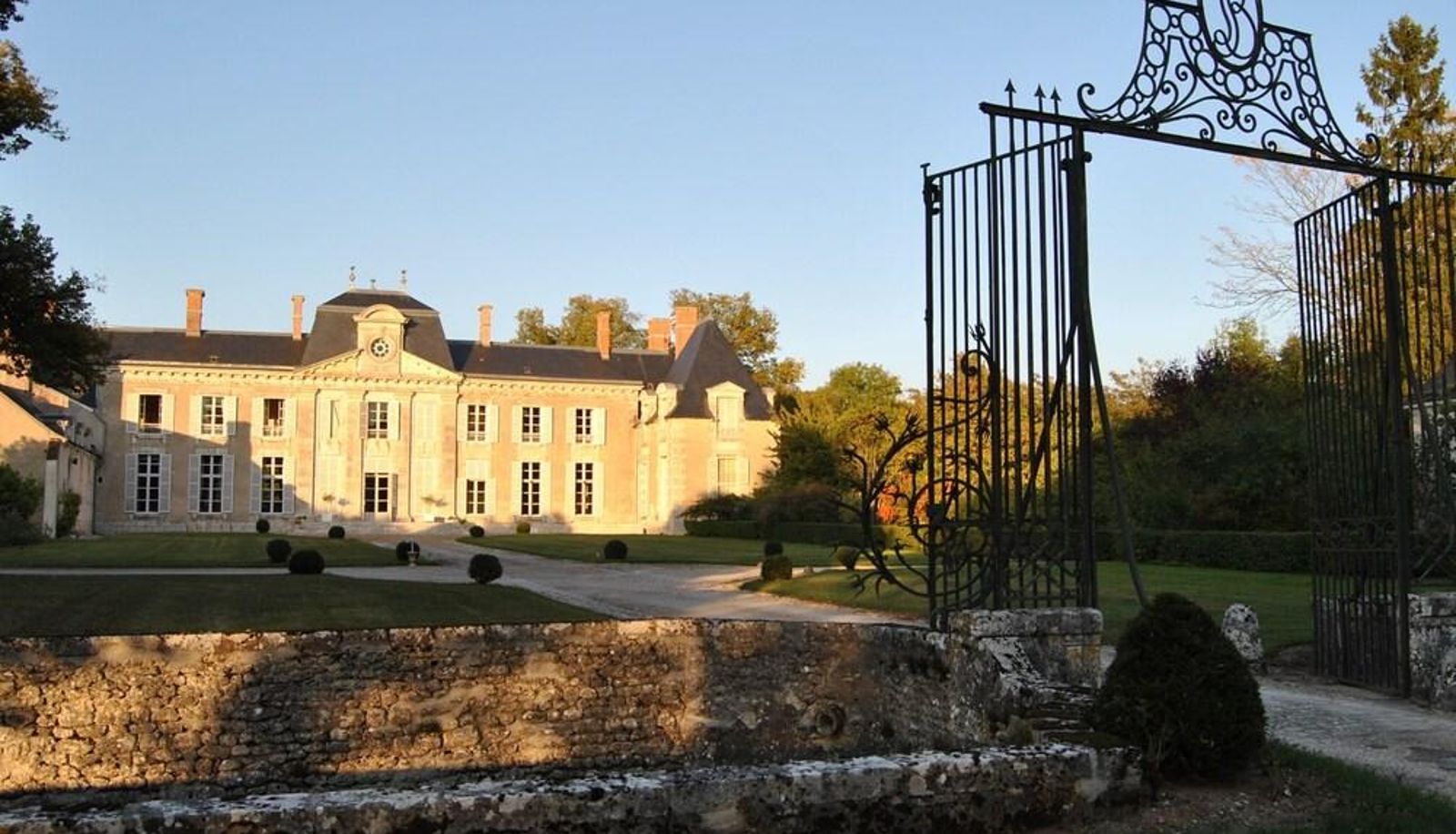 Hotel outdoor area - Chateau La Touanne