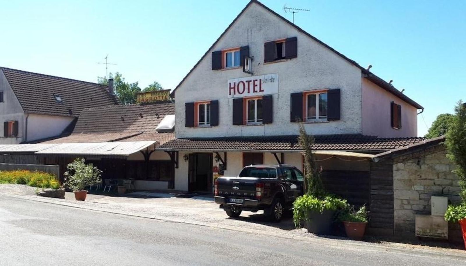Zewnętrzna część hotelu - La Grotte