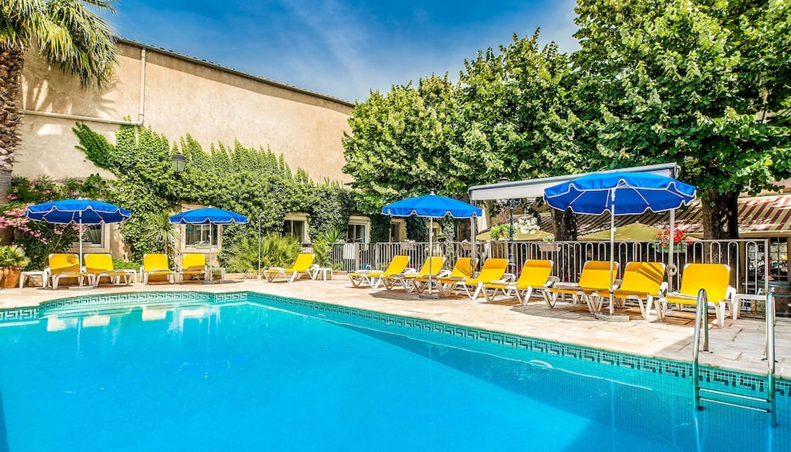 Pool - Logis Hôtel Restaurant Résidence