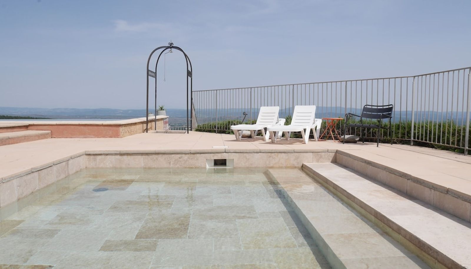 Piscine - Auberge de la Tour de Brison