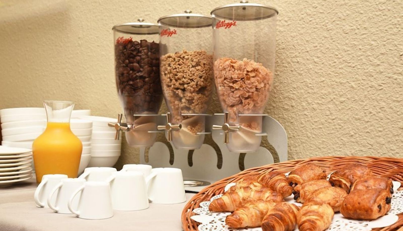Salle de petit-déjeuner - Domaine Château de Sainte-Croix