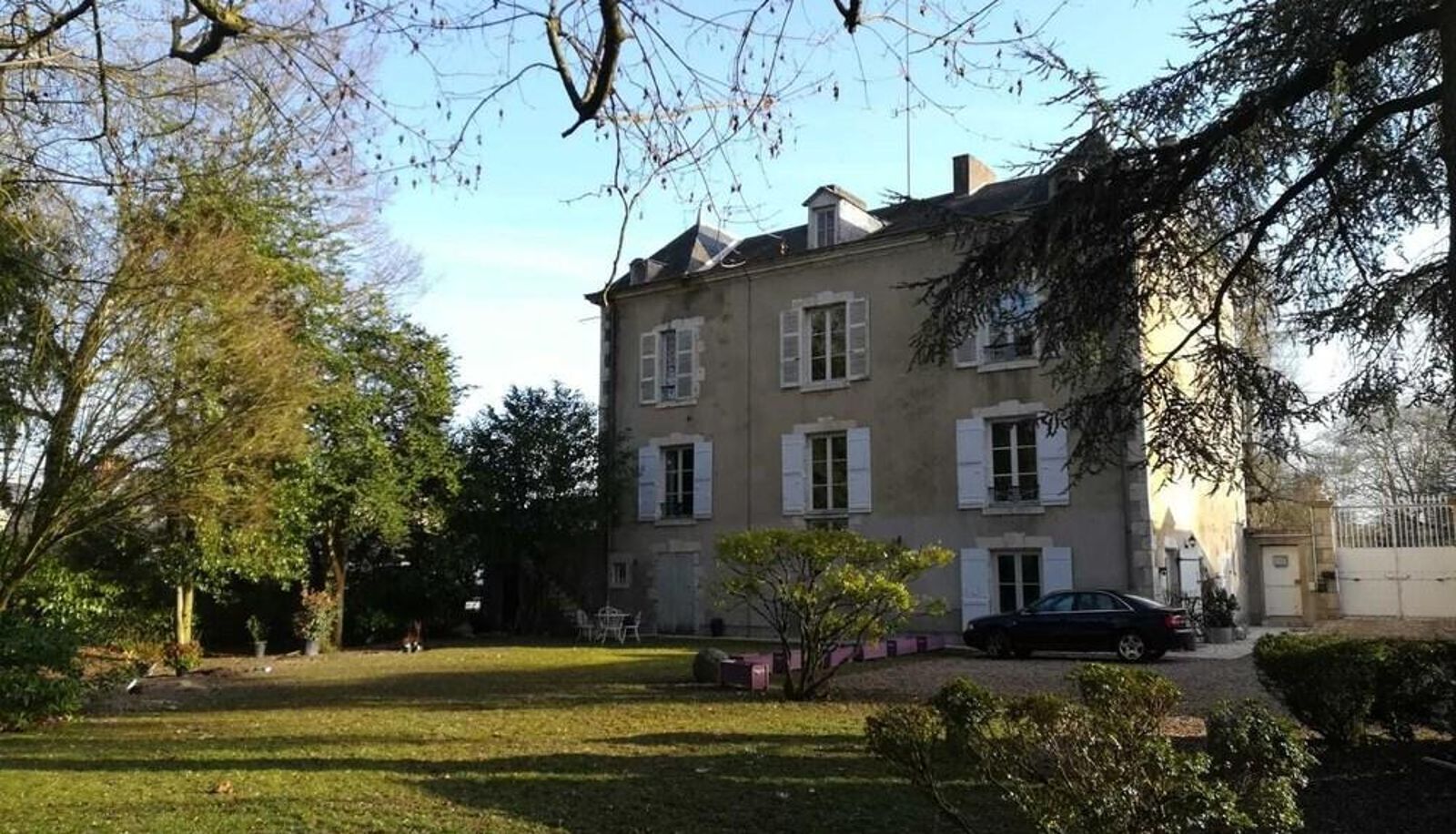 Zewnętrzna część hotelu - Les Rives de la Tronne