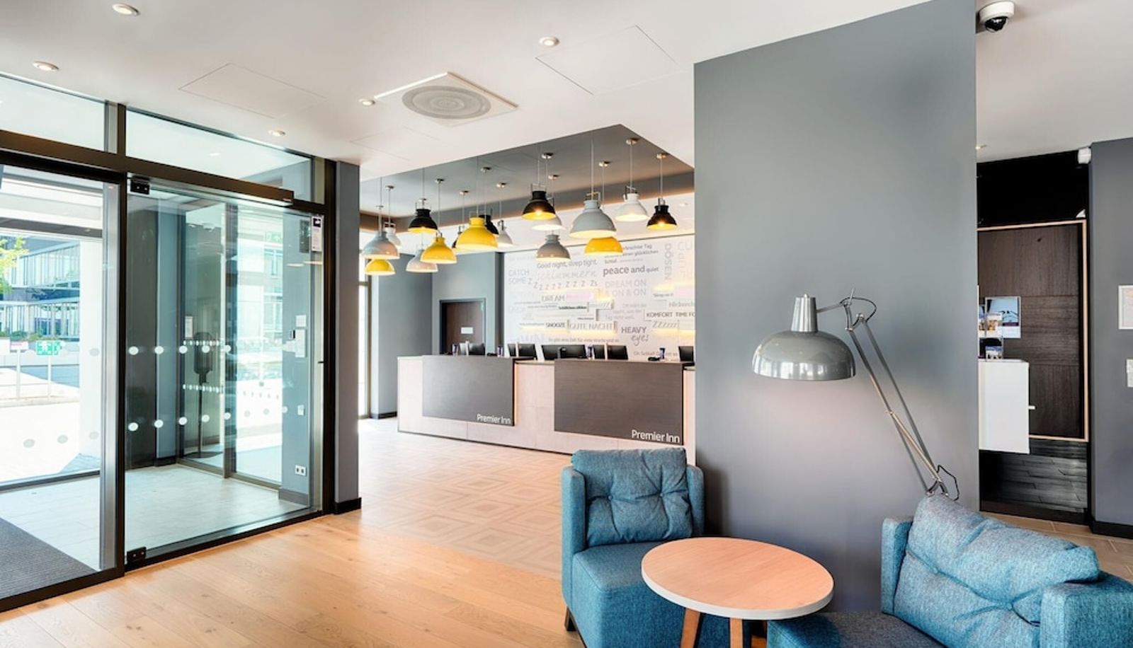 Rezeption - Premier Inn Darmstadt City Centre