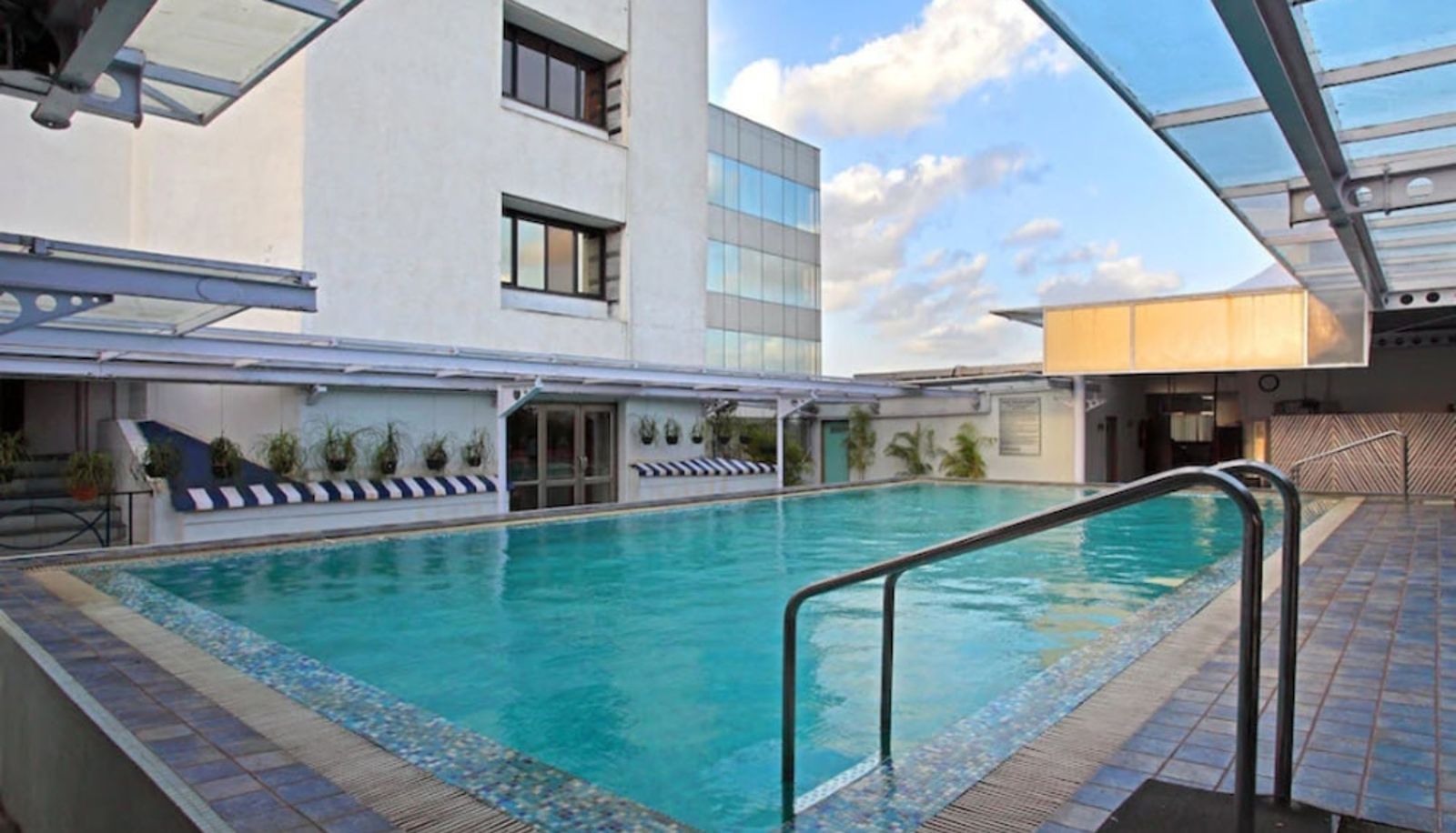 Pool - Hotel Aurora Towers