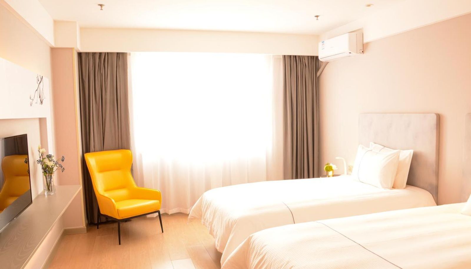 Camera - White Yulan Tangshan wanda plaza Hotel